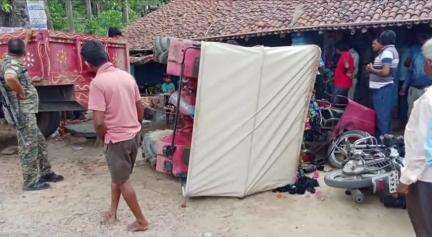पूर्वी टुंडी: पोखरिया चौक में ट्रैक्टर ने खड़ी बाइक को मारी टक्कर, बाल-बाल बचे लोग