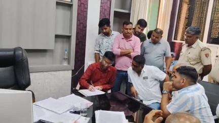 नोखा: पालिका अधिशासी अधिकारी का घेराव किया पालिका अध्यक्ष और पार्षदों ने, मौके पर पहुंची पुलिस