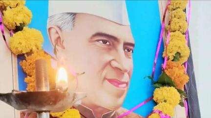 कुरई: इंदिरा भवन में कांग्रेस जनों ने देश के प्रथम प्रधानमंत्री पंडित जवाहरलाल नेहरू की पुण्यतिथि पर श्रद्धांजलि अर्पित की