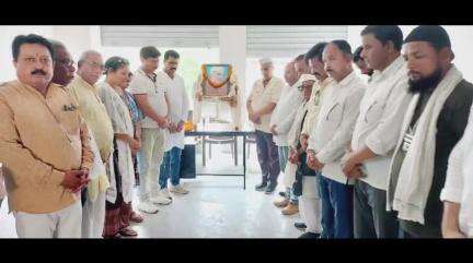 रामनगर: देश के पूर्व प्रधानमंत्री पंडित जवाहरलाल नेहरू की 61वीं पुण्य तिथि पर कांग्रेस कार्यकर्ताओं ने श्रद्धांजलि दी
