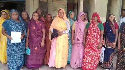 शाजापुर: पीरखेड़ी में प्राथमिक विद्यालय बंद, ग्रामीणों ने विद्यालय फिर से चालू करने की मांग,जिला कलेक्टर दिया ज्ञापन#jansamsaya