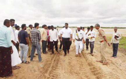 ఎమ్మిగనూరు: ఎమ్మిగనూరు : నందవరం మండలం నాగులదిన్నె గ్రామంలో నదీతీర ప్రాంతాన్ని అధికారులతో కలిసి పరిశీలించిన ఆదోని సబ్ కలెక్టర్...