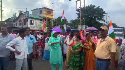 ধূপগুড়ি: বকেয়া বেতনের দাবিতে কেন্দ্রীয় সরকারের অধীন বানারহাটের চারটি চা বাগানে শ্রমিকদের বেতনের দাবিতে পথ অবরোধ করল শ্রমিকরা