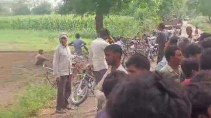 बिल्सी: खैराती नगर गांव में संदिग्ध परिस्थितियों में पेड़ के नीचे बंधी दो भैंसों की मौत, पुलिस जांच में जुटी