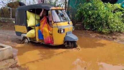 సిర్పూర్ టి: కన్నెపల్లి ఎక్స్ రోడ్డు వద్ద మురుగునీరు రోడ్డుపై నిలిచిపోవడంతో స్వచ్ఛందంగా మరమ్మతులు చేసిన  గ్రామ యువకులు
