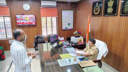 कन्नौज: पुलिस अधीक्षक विनोद कुमार ने कार्यालय पर जनता दरबार लगाकर फरियादियों की समस्याएं सुनीं