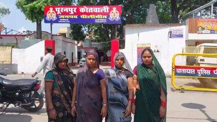 पूरनपुर: गांव कपूरपुर में आबादी के बीच खुली शराब भट्टी का महिलाओं ने विरोध कर डीएम से हटाने की मांग की