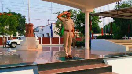 बरेली: पुलिस लाइन में पुलिस अधीक्षक नगर ने परेड की सलामी लेने के बाद किया परेड का निरीक्षण