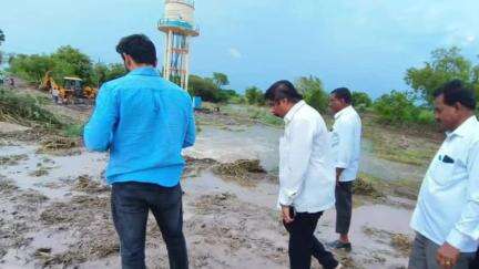 फलटण: तालुक्यात खासदार धैर्यशील मोहिते पाटील यांनी केला दौरा, अतिवृष्टीमुळे झालेल्या नुकसानीची केली पाहणी