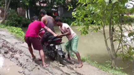 তুফানগঞ্জ ১: নেপালের খাতায় বেহাল প্রায় 3 কিমি রাস্তা, সংস্কার না হলে ভোট বয়কটের হুঁশিয়ারি স্থানীয়দের #jansamasya