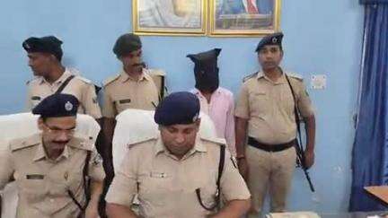झाझा: झाझा पुलिस टीम ने देवघर से बमबाजी और हत्याकांड के फरार नामजद अभियुक्त को किया गिरफ्तार, झाझा थाना में हुई PC