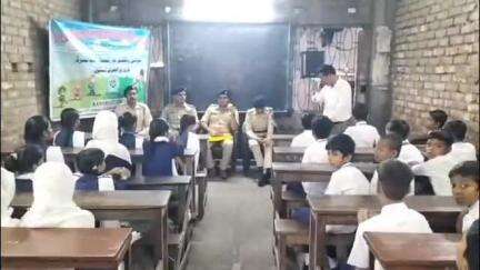 ব্যারাকপুর ২: কামারহাটি থানার পক্ষ থেকে কামারহাটি সোশ্যাল ওয়েলফেয়ার গভার্নমেন্ট স্পন্সর ফ্রি প্রাইমারি স্কুলে আয়োজিত হলো সাইবার ক্র