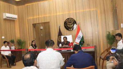 बरेली: डीएम ने कलेक्ट्रेट में समीक्षा बैठक की, शादी अनुदान योजना को प्रभावी ढंग से लागू करने के दिए निर्देश
