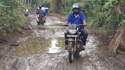 భీమవరం: అధ్వానంగా తయారైన భీమవరం నుంచి వేండ్ర పైపుల చెరువు గట్టు వెళ్లే రోడ్డు, తీవ్ర ఇబ్బందులు పడుతున్న ప్రయాణికులు
#localissue