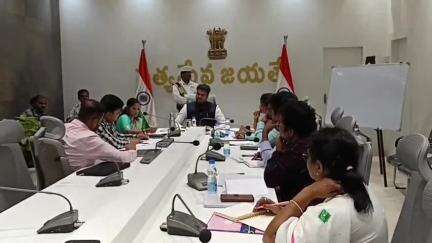 సీఎం చంద్రబాబు జిల్లా పర్యటన ఏర్పాట్లపై అమలాపురం లో కలెక్టర్ మహేష్ కుమార్ అధికారులుతో సమీక్ష