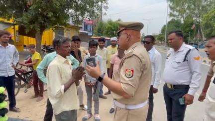 कन्नौज: यातायात प्रभारी आफाक ने ट्रैक्टर ट्रॉली पर सवारी बैठाने पर की कार्रवाई, बस स्टैंड और गोल कुआं क्षेत्र में चला अभियान