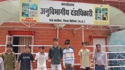 बासोदा: भारत माता कॉन्वेंट स्कूल में 11वीं के छात्रों को नहीं मिल रहा एडमिशन, छात्रों और अभिभावकों ने एसडीएम को सौंपा आवेदन