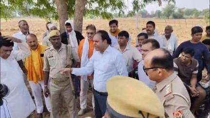 बाह: चचिहा मार्ग नयापुरा गांव में सरकारी नाले और रास्ते पर कब्जे को लेकर दो पक्षों में विवाद, मारपीट का वीडियो हुआ वायरल