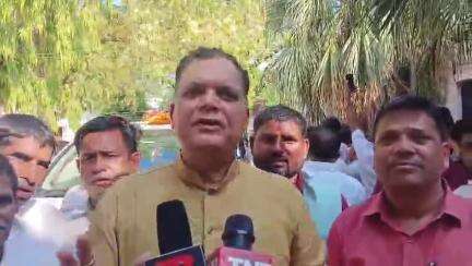 सतांव ब्लॉक परिसर में पंचायत प्रतिनिधि सम्मेलन में UP सिडको के अध्यक्ष Y P सिंह ने अहिल्या होल्कर पर दिया बयान