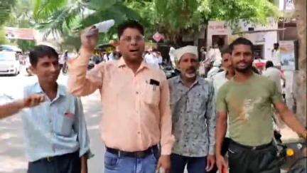 बरेली: डीएम कार्यालय पहुंचकर राष्ट्रीय गरीब शक्ति दल ने सरकारी जमीन पर अवैध कब्जे को लेकर दिया ज्ञापन