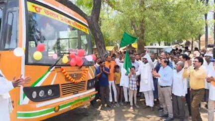 तिलहर: कटरा विधायक ने दिल्ली तक जाने वाली रोडवेज बस को हरी झंडी दिखाकर रवाना किया