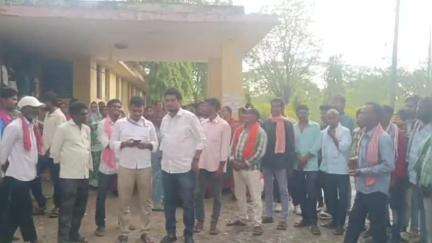అసిఫాబాద్: తమ గ్రామ సమస్యను పరిష్కరించాలంటూ ఆసిఫాబాద్ ఆర్డీవో కార్యాలయం ఎదుట బైఠాయించి నిరసన తెలిపిన ఇప్పల్ నవేగాం గ్రామస్తులు