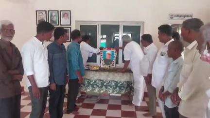 నగరంలో మాజీ ప్రధాని జవహర్‌లాల్‌ నెహ్రూ చిత్రపటానికి పూలమాల వేసి నివాళులర్పించిన ఏఐసీసీ మెంబర్ శ్రీరామ చంద్రమూర్తి