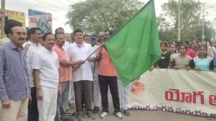 కర్నూలు: యోగా సాధన ద్వారా ఆరోగ్యం: నగర పాలక కమిషనర్ రవీంద్రబాబు