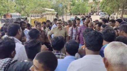 ಧಾರವಾಡ: ಧಾರವಾಡ ಎಪಿಎಂಸಿ ದನದ ಮಾರುಕಟ್ಟೆಯಲ್ಲಿ ಬಕ್ರೀದ್ ಹಬ್ಬದ ಹಿನ್ನೆಲೆಯಲ್ಲಿ ಪೊಲೀಸರು ಕಾನೂನು ಜಾಗೃತಿ
