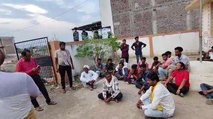सेंधवा: सेंधवा के धवली में प्रसव के दौरान नवजात की मौत, एंबुलेंस में देरी और अस्पताल पर लापरवाही का आरोप, परिजनों का धरना