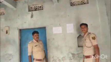 मढ़ौरा: पुलिस ने बिक्रमपुर में कोर्ट के आदेश पर अभियुक्त के घर पर कुर्की का इस्तेहार चस्पा किया
