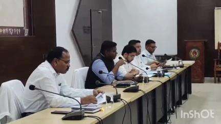 जगदलपुर: जिला कार्यालय में समय-सीमा की बैठक में कलेक्टर ने सुशासन तिहार में आवेदनों के निराकरण की जानकारी रखने के दिए निर्देश