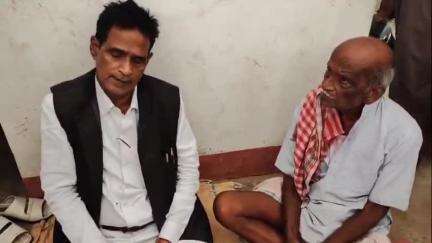 बैरिया: बैरिया SDM न्यायालय के बाहर अधिवक्ता मदन वर्मा ने पत्रावली नहीं मिलने पर किया धरना, शुरू हुई नारेबाजी