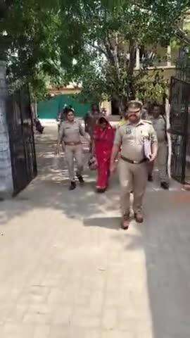 #महोबा पत्नी ने पति के साथ मिलकर प्रेमी की मौत का रचा षड्यंत्र। 
अंधे क़त्ल का थाना कबरई पुलिस  ने किया   पर्दाफाश।