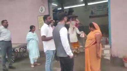 बलौदाबाज़ार: कलेक्टर ने गुडेलिया में आजीविका गतिविधियों का किया निरीक्षण