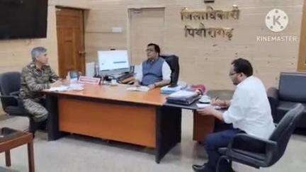 पिथौरागढ़: सीमांत क्षेत्र में बेहतर सड़क कनेक्टिविटी के लिए जिलाधिकारी ने BRO कर्नल प्रशांत सिंह के साथ की बैठक