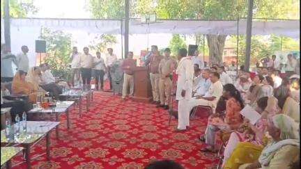 जगाधरी: काजनू गांव में यमुनानगर के जिला उपायुक्त पार्थ गुप्ता ने सुनी लोगों की जन समस्याएं, अधिकारी भी मौजूद रहे