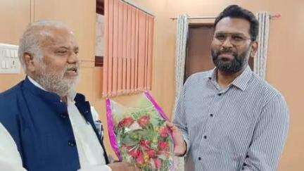 गोपालगंज: बिहार के ग्रामीण मंत्री श्रवण कुमार गोपालगंज पहुंचे, डीएम प्रशांत कुमार ने पुष्पगुच्छ देकर किया स्वागत