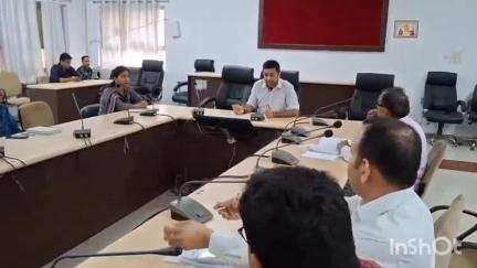 भीलवाड़ा: कलेक्ट्रेट सभागार में साप्ताहिक समीक्षा बैठक हुई आयोजित, पेयजल व बिजली आपूर्ति निर्बाध रखने के अधिकारियों को दिए निर्देश