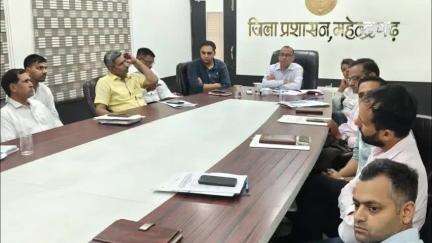 नारनौल: हरियाणा के मुख्यमंत्री नायब सिंह सैनी ने वीडियो कॉन्फ्रेंसिंग द्वारा जिला उपायुक्त डॉ. विवेक भारती के साथ की बैठक