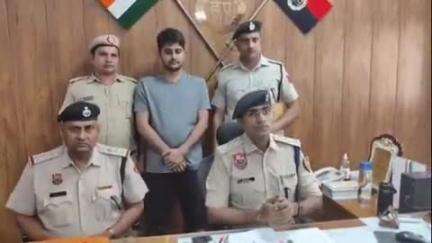 रेवाड़ी: एटीएम कार्ड बदलकर ठगी करने के मामले में 6 साल से फरार आरोपी को धारुहेड़ा पुलिस ने किया गिरफ्तार