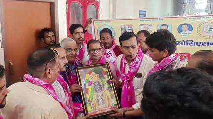 एटा: ग्रा.पत्रकार ए. के संस्थापक स्व. बालेश्वर लाल की 38वीं पुण्यतिथि पर गोष्ठी आयोजित, M.C. में फल वितरण का कार्यक्रम हुआ