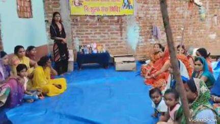देवघर: देवघर के कोरियासा में बाबा बैद्यनाथ वेलफेयर सोसाइटी ने ग्रामीण महिलाओं को डाबर का सामान बांटा