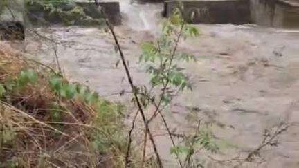 मानवत: मानोली शिवारात ढगफुटी सदृश्य पाऊस; शेती गेली खरडून, तर गावात जाणाऱ्या रस्त्यावर पाणी