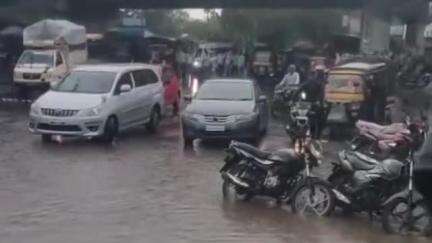 गेवराई: पाडळसिंगी येथे मुसळधार पावसाने पुलावरून पाणी वाहू लागल्याने अहिल्यानगर कडे जाणारी वाहतूक ठप्प झाली