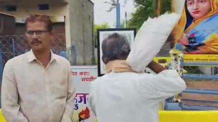 नेर: शहरातील राष्ट्रमाता अहिल्यादेवी होळकर चौक येथे त्यागमूर्ती माता रमाई यांच्या स्मृतीदिनानिमित्त करण्यात आले अभिवादन