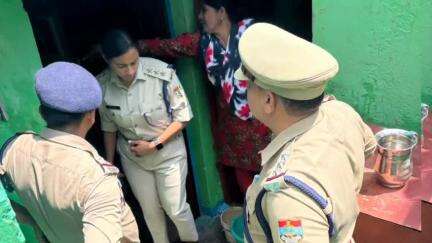 टिहरी: थाना टिहरी के मोलधार में गत रात्रि तेज बारिश से हुए नुकसान का जायजा लेने पहुंची सीओ ओशिन जोशी