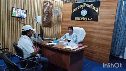 लातेहार: झारखंड कांग्रेस प्रतिनिधि ने लातेहार में जिला आपूर्ति पदाधिकारी से मिलकर किसानों की समस्या बताई