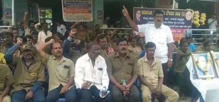 ಚನ್ನಪಟ್ಟಣ: ಪಟ್ಟಣದ ನಗಗರಸಭೆ ಕಚೇರಿ ಎದರು ಪೌರ ಕಾರ್ಮಿಕರ ಪ್ರತಿಭಟನೆ