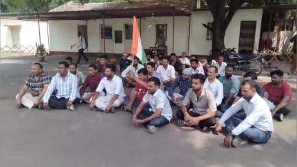 खरगौन: खलटांका पुलिस चौकी के प्रभारी को हटाने के विरोध में ग्रामीणों का प्रदर्शन